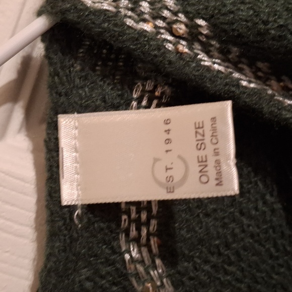 C Est 1946 Festive Winter Poncho Shawl Elegant Warmth - Picture 3 of 4